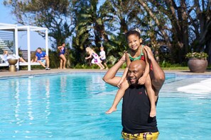 Piscine extérieure, parasols de plage, chaises longues