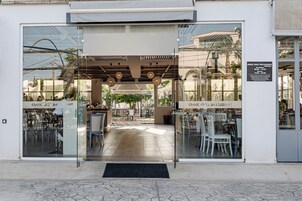 4 间餐厅，供应早餐、午餐和晚餐，本地与国际菜