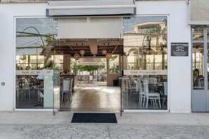 4 restaurants, breakfast, lunch served; local and international cuisine - Caretta Beach Resort & Waterpark (Zakynthos)