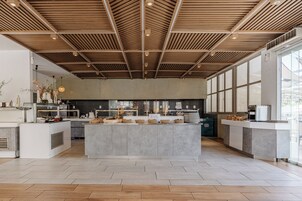 4 间餐厅，供应早餐、午餐和晚餐，本地与国际菜