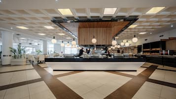 4 restaurants servant le petit déjeuner, le déjeuner et le dîner