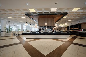 4 restaurantes; se sirve desayuno, almuerzo y cena