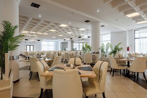 4 restaurants, spécialités Cuisine locale et internationale