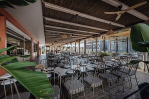 4 restaurants; ze serveren er ontbijt, lunch en diner 