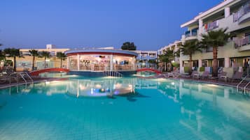 6 piscines extérieures, parasols de plage, chaises longues
