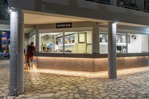 Bar junto a la piscina
