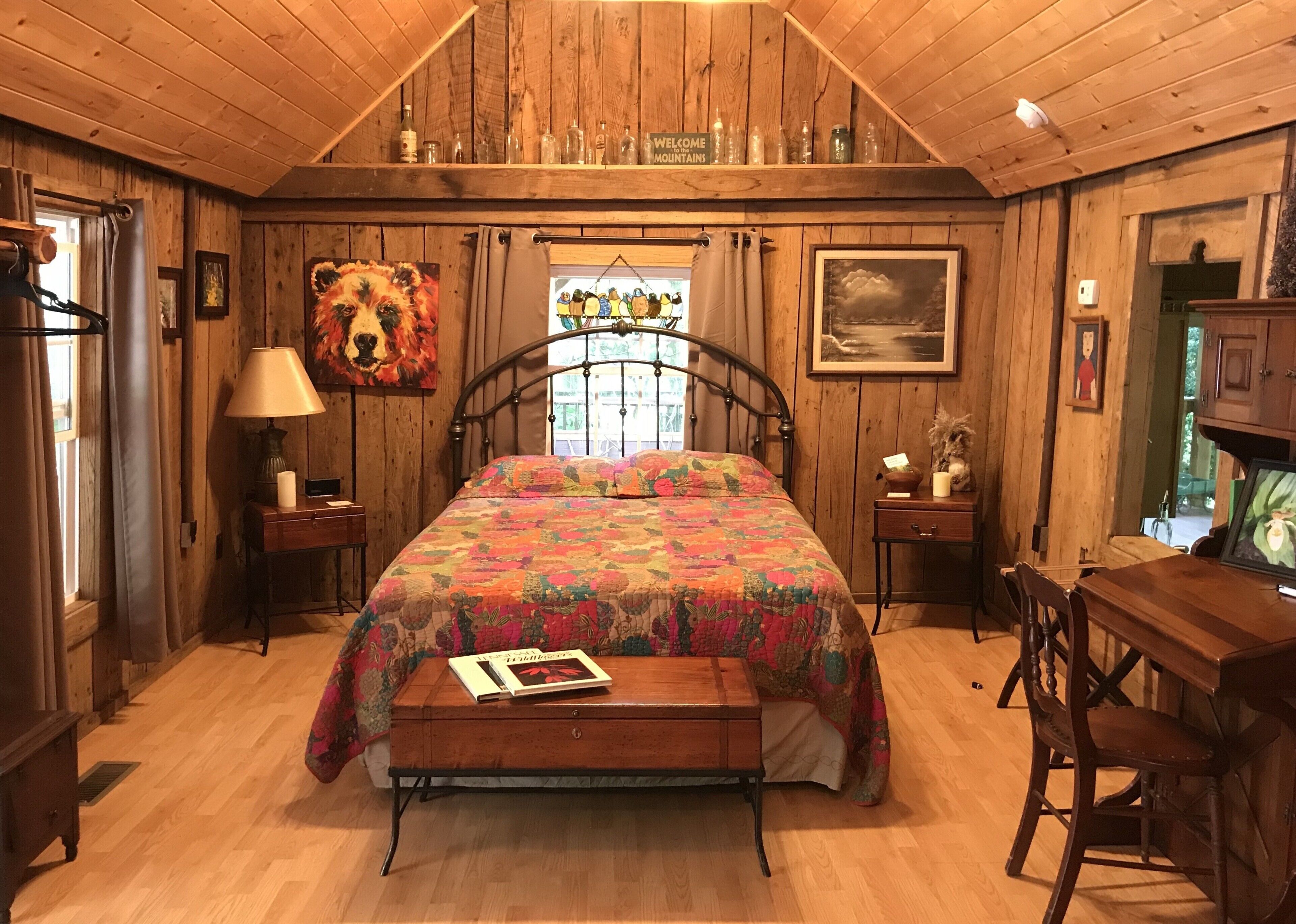 Step back in time and get in touch with nature💚<br>Holyfield Cabin and Bunkhouse