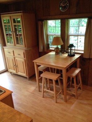 Dining - Holyfield Cabin and Bunkhouse (Flag Pond)