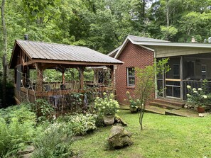 Property grounds - Holyfield Cabin and Bunkhouse (Flag Pond)