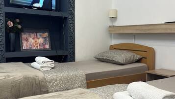 Studio Kota | Seprai antialergi, selimut bulu angsa, minibar gratis, dan meja kerja