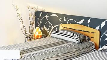 City Apartment, 1 Bedroom | Hypo-allergenic bedding, down comforters, free minibar, desk