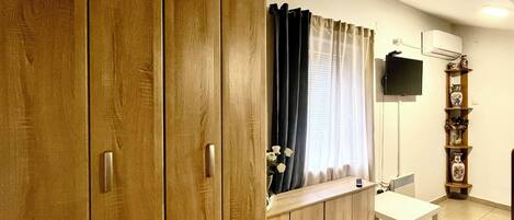 City appartement, 1 slaapkamer | Hypoallergeen beddengoed, donsdekens, een gratis minibar, een bureau