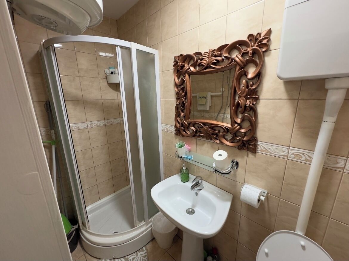 City-lejlighed - 1 soveværelse | Badeværelse | Bruser, hårtørrer, hjemmesko, håndklæder