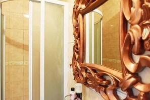 Appartement Ville, 1 chambre | Salle de bain | Douche, sèche-cheveux, chaussons, serviettes fournies
