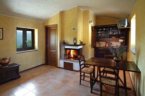 Kühlschrank, Herdplatte, Kochgeschirr/Geschirr/Besteck