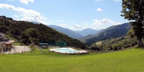 Una piscina al aire libre de temporada