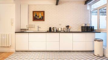 Een koelkast, een microgolfoven, een kookplaat, een vaatwasser