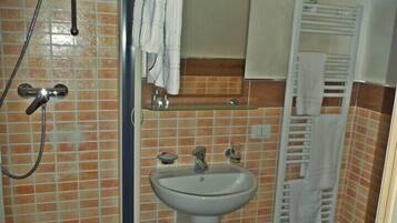 Doccia, asciugacapelli, bidet, asciugamani