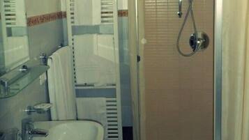 Dusche, Haartrockner, Bidet, Handtücher