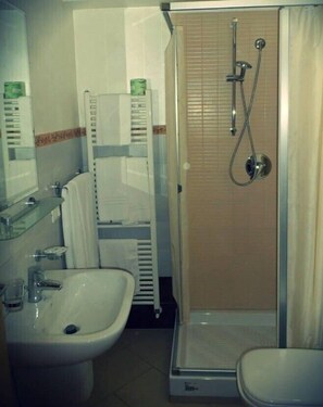 Dusche, Haartrockner, Bidet, Handtücher