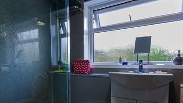 Combined shower/bathtub, hair dryer, towels, soap