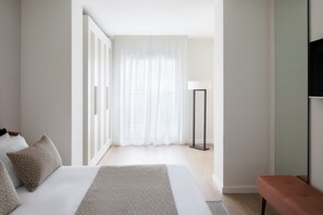In-room safe, soundproofing, free WiFi, bed sheets - Murmuri Residence Concepcio (Barcelona)