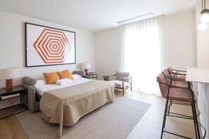 Apartamento design, 1 quarto, banheiro privativo | Área de estar | TV de tela plana 40 polegadas com canais via satélite, TV