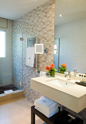 Shower, free toiletries, hair dryer, bathrobes - Murmuri Residence Concepcio (Barcelona)