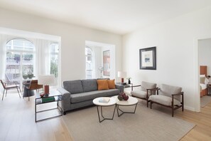 Apartamento exclusivo, 2 quartos, terraço | Área de estar | TV de tela plana 40 polegadas com canais via satélite, TV