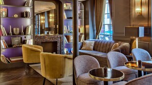 Un salon moderne avec une cheminée, des sièges confortables et une bibliothèque.