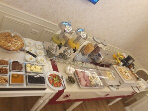 Free daily buffet breakfast - Legacy Hotel (Korçë)