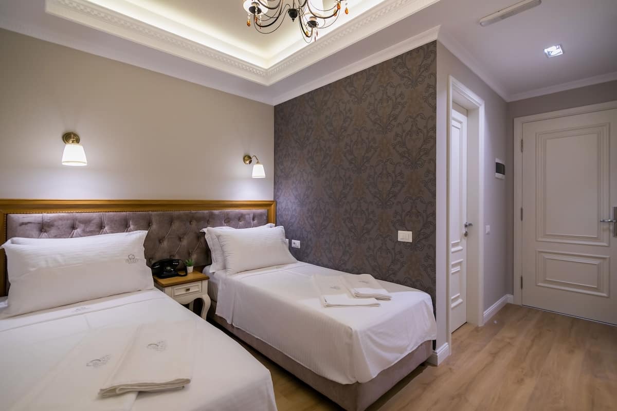 Deluxe kamer, 1 twee- of 2 eenpersoonsbedden | Luxe beddengoed, bedden met traagschuimmatras, een minibar