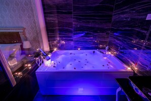 Royal Studio Suite | Bathroom | Combined shower/tub, free toiletries, hair dryer, bathrobes - Legacy Hotel (Korçë)
