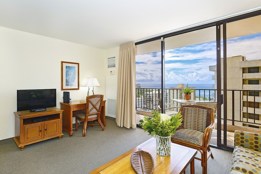 Shimmering Ocean Views! A/C, Wi-Fi, Pool, Parking, Close to beach!