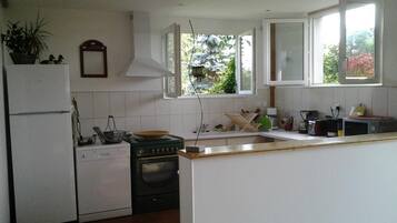 Een koelkast, een microgolfoven, een vaatwasser, een diepvriezer