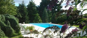 Renovated Cottage with Shared Pool, Bikes & Games in Moulins