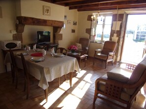Dining - Charming south-facing cottage with garden and pets allowed (Vieure)