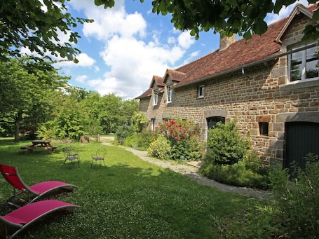 Outdoor dining. Spacious house, pets allowed - 10 guests