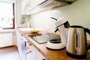 Jääkaappi, mikroaaltouuni, uuni, liesi