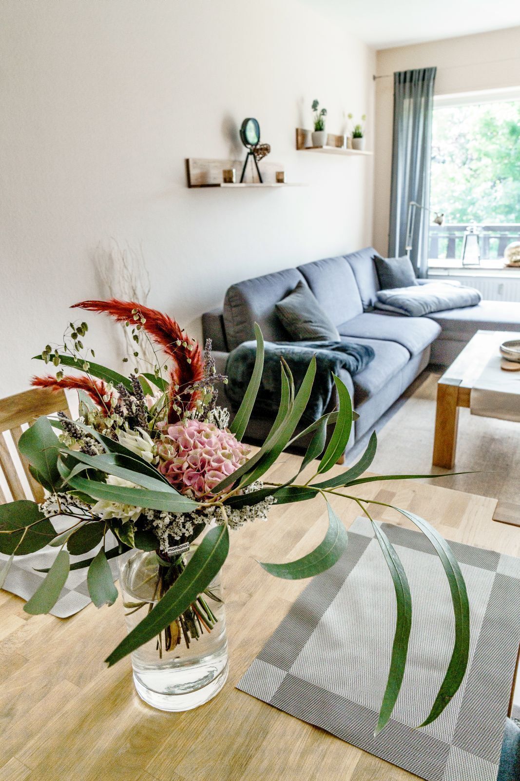 Fernseher, DVD-Player, Bücher, Stereoanlage