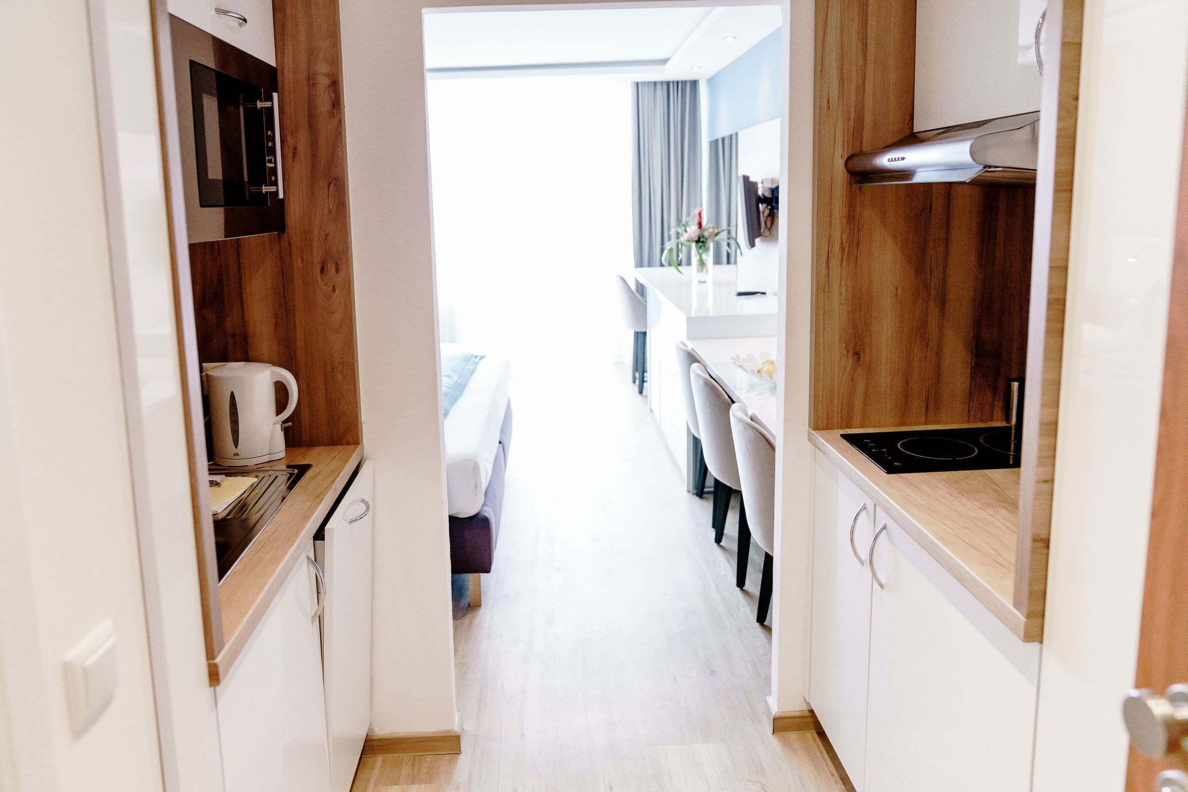 Kühlschrank, Mikrowelle, Herdplatte, Geschirrspüler