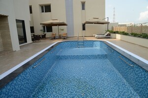 Una piscina cubierta, una piscina al aire libre