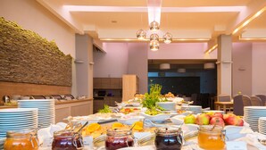 Una mesa de buffet con distintos alimentos y acompañamientos.