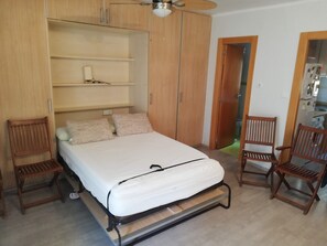 Fer et planche à repasser, draps fournis