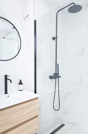 Douche, sèche-cheveux, serviettes fournies, savon