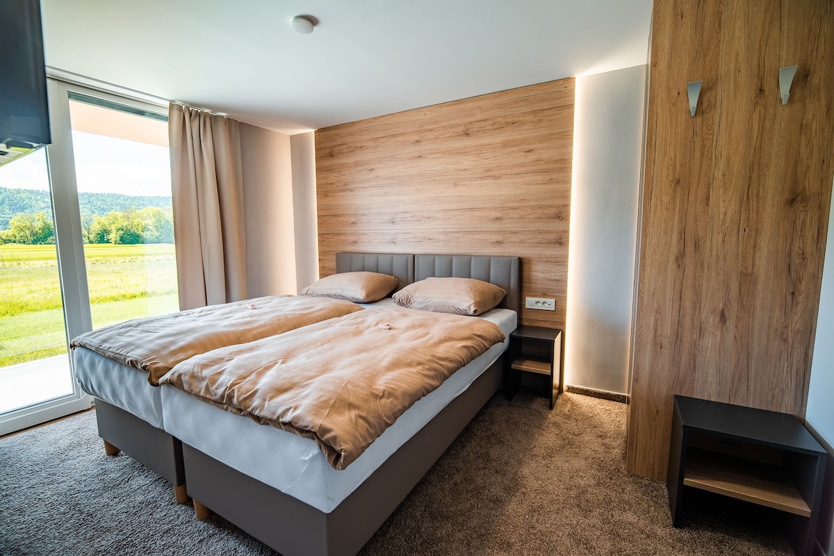 Twin room with extra bed (2) | Minibar, in-room safe, desk, WiFi (free)