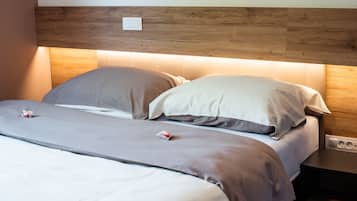 Twin room with extra bed (2) | 迷你吧、房內夾萬、書桌、免費 Wi-Fi