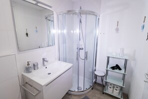 アパートメント (3. V) | バスルーム | シャワー、バスアメニティ (無料)、ヘアドライヤー、タオル
