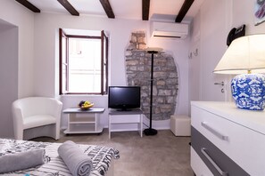 Apartment (3. V) | Living area | Flat-screen TV - Apartments Bella Tara (Piran)