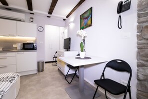 アパートメント (1. V) | リビング エリア | 薄型テレビ